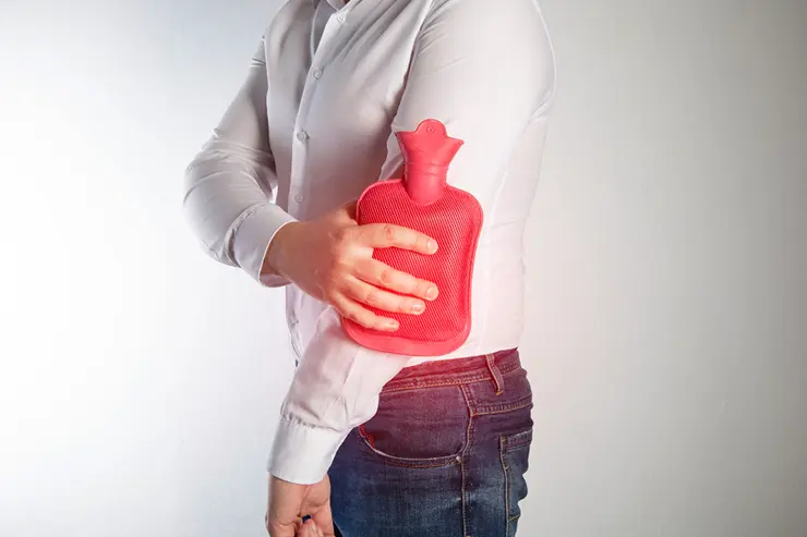 Aplicación de calor con bolsa de agua caliente