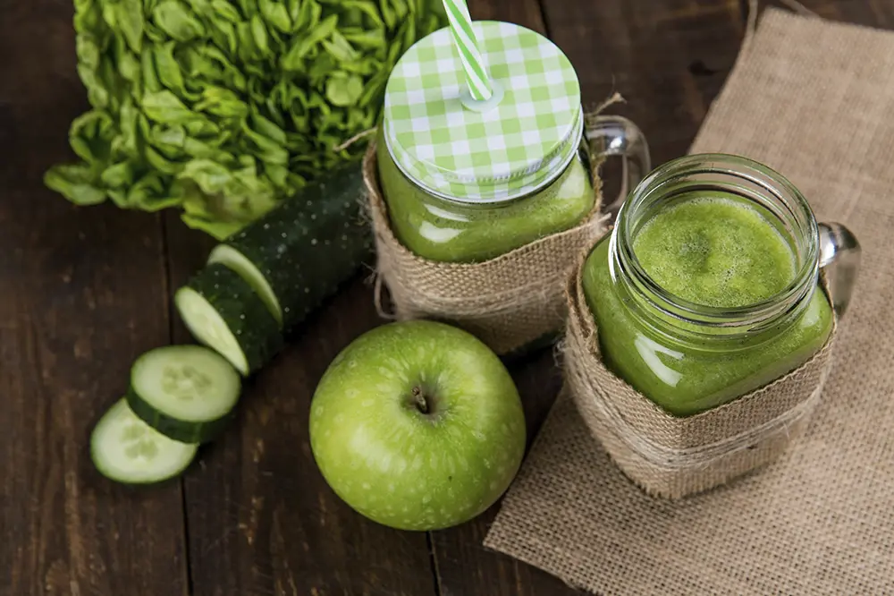 Vasos con jugos verdes. Manzanas, pepinos y apios