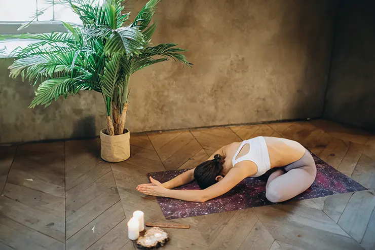 Mujer realizando una postura de Yoga