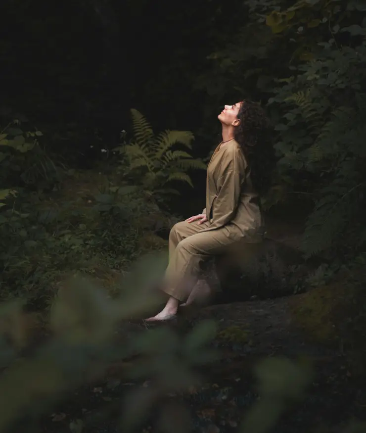 mujer conectando en la naturaleza a través del focusing