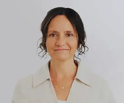 Carla Tozini mirando a la cámara