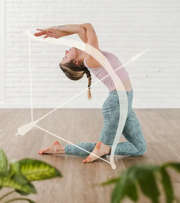 Una toma completa de una mujer blanca de unos 30 años haciendo yoga, arrodillada con la espalda arqueada, vistiendo una camiseta sin mangas rosa y leggings azules con estampado, con su cabello rubio en una trenza. Una ilustración de un arco y una flecha está superpuesta sobre su cuerpo. El fondo es una pared de ladrillo blanco y un suelo de madera, con una planta verde en primer plano. La iluminación es suave y natural