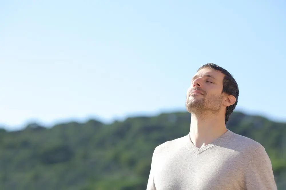 Hombre disfrutando de su bienestar emocional